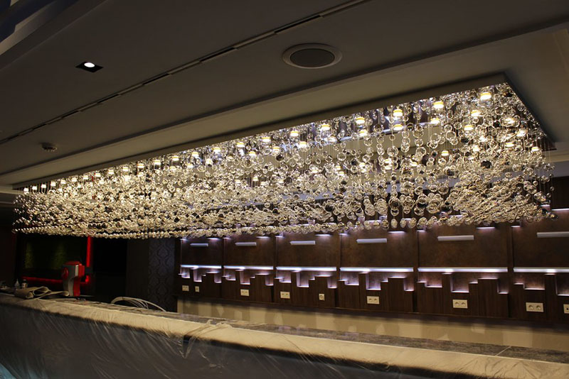 Có cả những mấu đèn chùm hiện đại siêu to khổng lồ nhằm tạo sự sang chảnh cho quầy bar