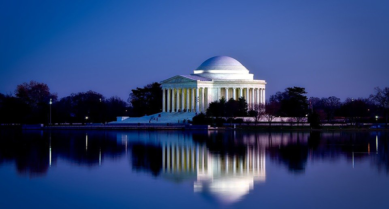 Đài tưởng niệm Thomas Jefferson Memorial với kiểu kiến túc tân cổ điển đẹp mắt.