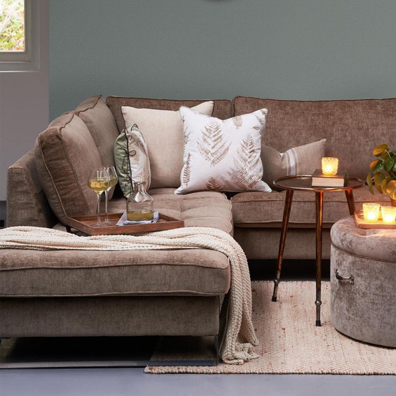 Sofa góc tạo ra không gian ấm cúng và gọn gàng hơn cho các căn phòng khách