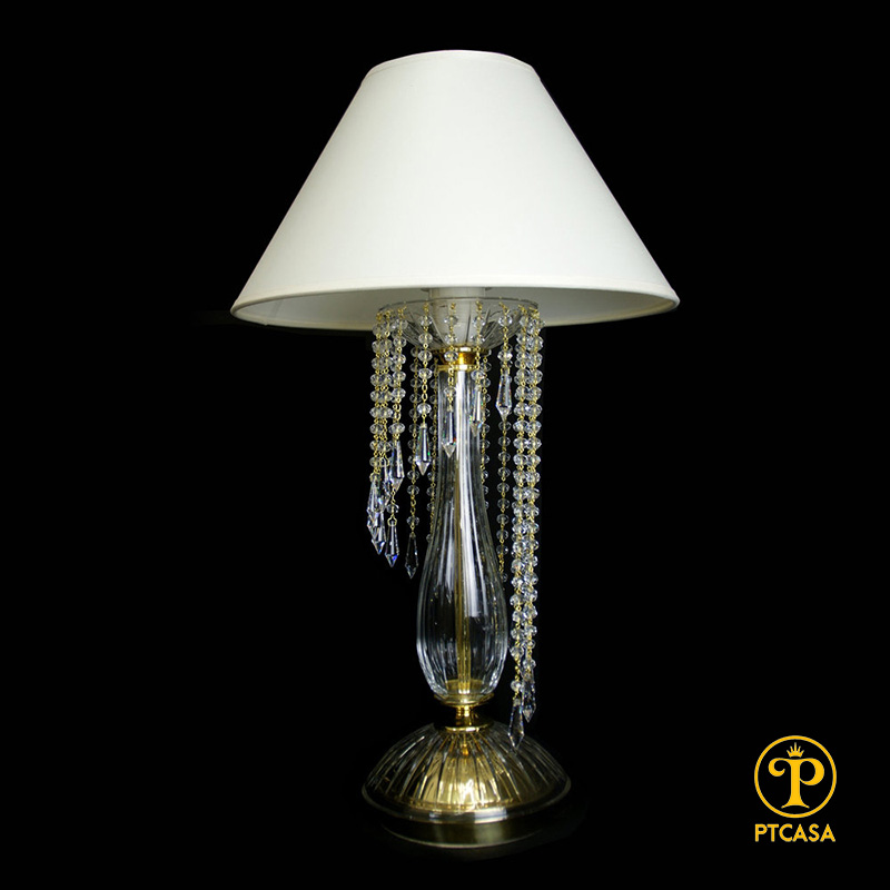 Showroom PTCASA giao hàng và lắp đặt các bộ sưu tập đèn bàn Châu Âu
